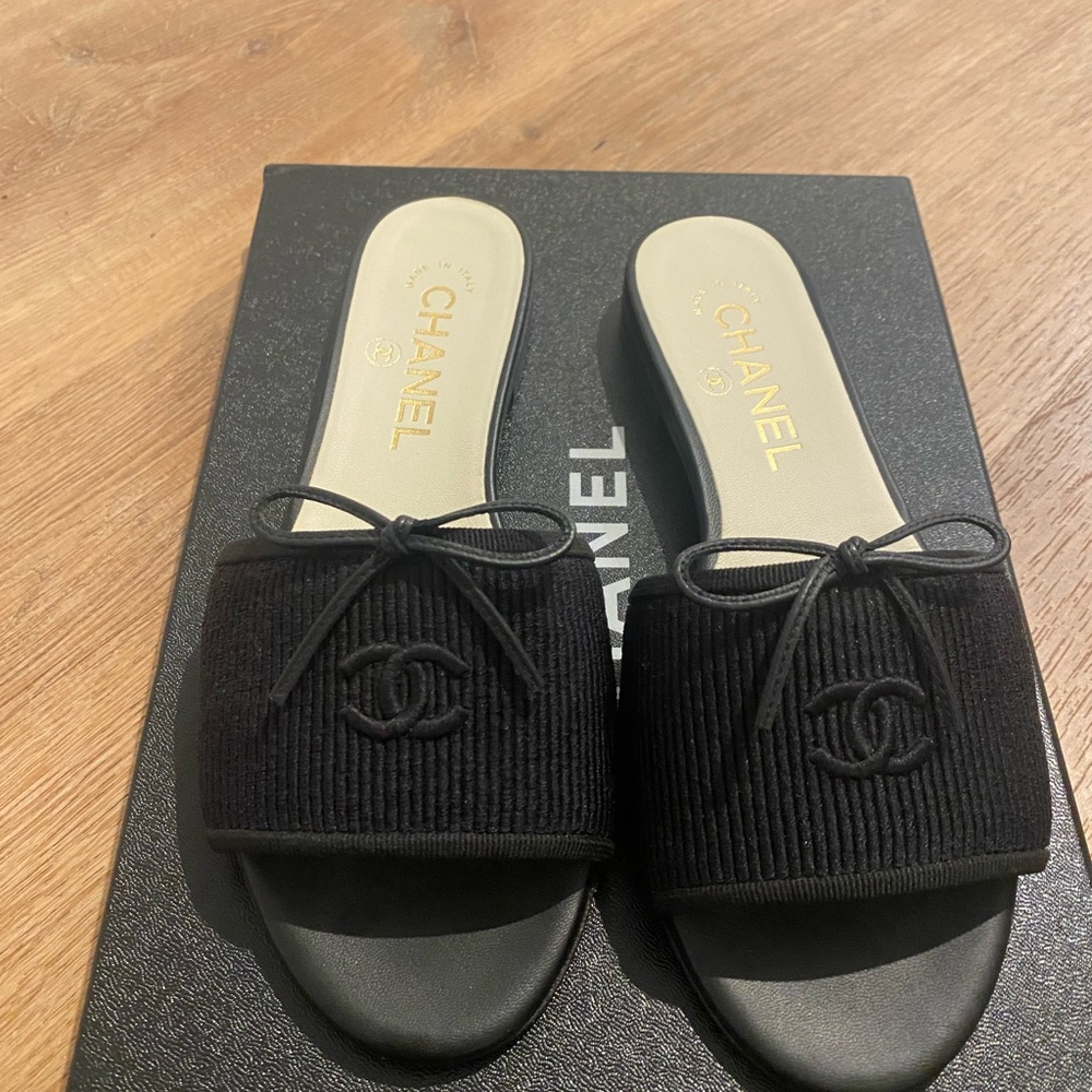 CHANEL Black Bow mule Sandals